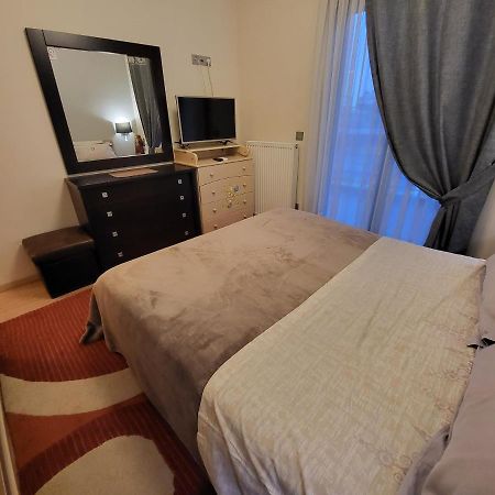 Cozy Apartment In Front Of The Park Атина Екстериор снимка